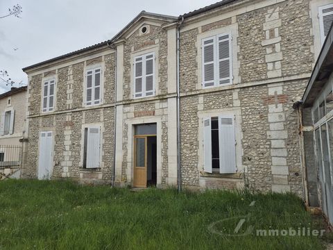 Partenaire : Le groupement immobilier a le plaisir de vous présenter : Sur la commune de Razac-sur-l'Isle département de la Dordogne (24) situé à 9.7km de Périgueux. Ce n'est pas qu'une maison que je vous présente, mais une succession d'époques. Cett...