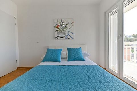 Este encantador apartamento de 3 dormitorios, situado en Trogir, tiene un balcón para disfrutar de las vistas al mar y un jardín para ir a pasear. Esta estancia puede dormir 6 personas, lo que lo hace perfecto para una pequeña familia y un grupo de a...