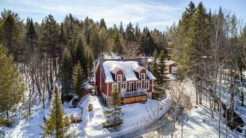 An exceptional house on a very large, intimate plot in the mountains. You won't look any further, this house will be your favorite! It has absolutely EVERYTHING: cathedral ceiling, exposed beams, grandiose fireplace, chef's kitchen, up-to-date renova...
