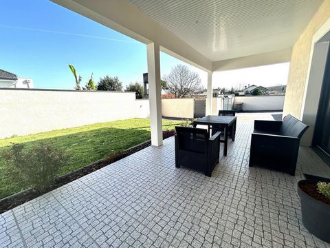 ARESSY, only 8' from PAU - Preview at LIBRE IMMO - In a quiet environment and close to all amenities and transport, this house from 2019 will seduce you with its quality services. Functional, bright and in excellent condition, this single-storey hous...