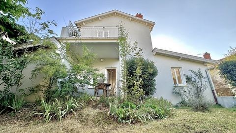 Located in a cul-de-sac in the heart of Point du Jour, detached house from the 1920s with a surface area of approximately 95.13 m2 spread over two levels on a basement of 35 m2 all on a plot of 255 m2. It is composed as follows: Basement: boiler room...