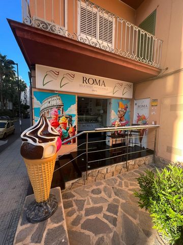 Geweldige zakelijke kans op Ibiza! We presenteren deze prachtige café-ijssalon met een rustruimte voor het personeel, beschikbaar voor transfer. Gelegen aan de drukste laan van de stad, recht tegenover de Consell de Ibiza en de Rosario-kliniek. Aveni...