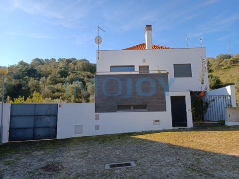 Fantastic villa with large outdoor space, swimming pool, jacuzzi, garage and several fruit trees. This villa consists of two floors inside. On the ground floor you can find the fully equipped kitchen, living room with plenty of light and guest bathro...