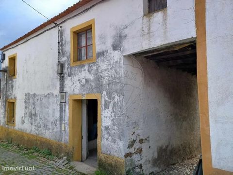 Haus mit Hinterhof in Gavião de Ródão, Vila Velha de Ródão. Haus zur Requalifizierung, in der Gemeinde Vila Velha de Ródão. Die Villa besteht aus zwei Etagen mit einer Bruttobaufläche von 237,50 m2, was eine beträchtliche Fläche ist, die umqualifizie...