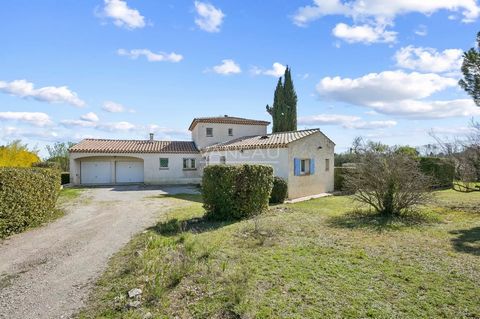 Very beautiful house with a clear view of the Luberon, offering tranquility without being overlooked, in a beautiful Provençal atmosphere. The property covers a plot of 4005m2. The Mediterranean garden is enclosed and flat. A beautiful secure swimmin...
