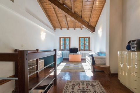 Casa Marta to ładny i przestronny dom z XVIII wieku - zbudowany z kamienia, odnowiony w 2004 roku, trzypoziomowy, o całkowitej powierzchni 105 m2 - położony w małej górskiej wiosce Pascoso w regionie Lucci, na terenie parku Apuane (na wysokości 700 m...