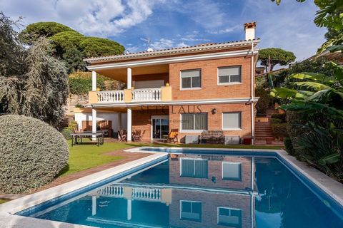 Vrijstaande villa te koop in Premià de Dalt, met 5.468.112 ft2, 5 kamers en 4 badkamers, zwembad, garage, berging, lift en airconditioning. Features: - Air Conditioning - Garage - SwimmingPool - Lift