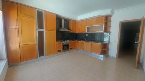 T4 with 180 m2 in a building of 2 floors located in a very quiet area in Malveira.Property composed of R/C Living roomFully equipped kitchen with hob, oven, extractor fan, combined fridge, washing machine and dishwasher.1 bedroom 1 wardrobe in the en...