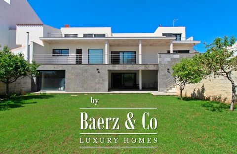 This extraordinary designer residence, boasting an impressive surface area of 695 square meters, reflects unparalleled elegance and is distributed over three majestic floors. Situated on an extensive plot, this property offers a haven of serenity wit...