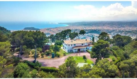 Blessed land of the Gods, the Domain overlooks the Bay of Angels! This sublime property, spanning nearly 40,000 square meters, hidden from prying eyes, gradually reveals its secrets. As you enter, you will be enchanted by this exceptional estate, fol...