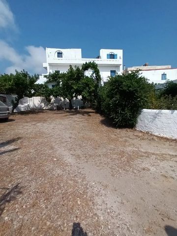 Building with 15 renting rooms for Sale in Mela, Skyros. On a plot of 200 sqm, 360 sqm in total, 2 floors, ground and 1st floor, 15 rooms of 15-27 sqm, multiple auxiliary spaces, private parking spots, solar water heaters, air conditioning, 250 sqm f...