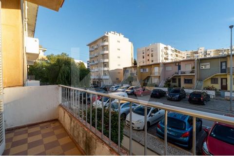2 bedroom flat for sale in Faro The flat comprises a living room, 2 bedrooms, one with access to a south-facing balcony, a kitchen with access to a sunroom, 1 bathroom and a utility room. It has a good internal distribution over its 92 m2, two street...