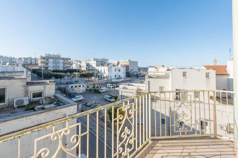 PUGLIA . CISTERNINO LIGHTY FLAT. Coldwell Banker offers for sale, exclusively, a large and bright apartment on the third floor of a building in Cisternino, an ancient village overlooking the Itria Valley. Full of light, the house consists of a large ...