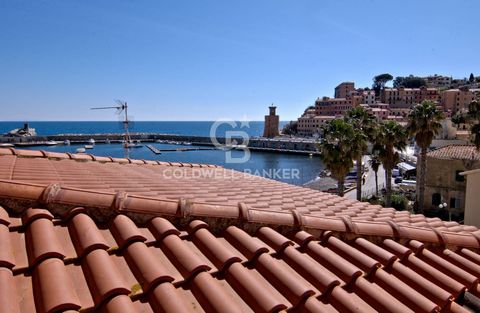 RIO MARINA - We offer for sale a bright apartment on the second floor of a historic building with a splendid view of the sea and the characteristic port with the town's tower. The apartment is on two levels and is divided as follows: entrance onto li...
