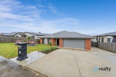 Welcome to this sensational home in a favoured area of Leongatha. This house is sure to capture your heart, built on land measuring 857m2 while offering four bedrooms, two bathrooms, all presented in a modern, stylish design. As you step into this ho...