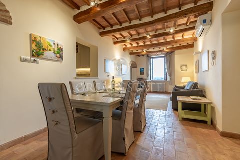 Beautiful renovated apartment of about 170 sqm. with private garden of about 40 sqm. The house, located just 50 meters from the beautiful main square of Cetona, in a completely renovated historic building dating back to the 1700s and equipped with a ...