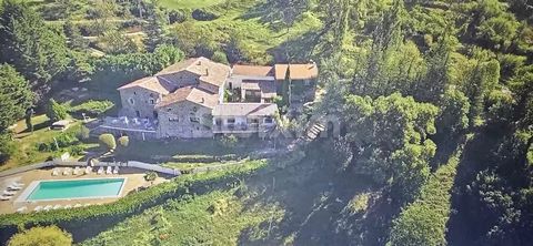 Exceptional property in an Ardèche hamlet - A haven of peace with panoramic views Situated 25 minutes from Aubenas and Privas, just 2 hours from Lyon airport and 1h08 from Valence TGV, this exceptional property offers a total surface area of 770m² wi...