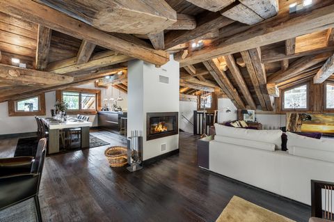 Prestigious chalet located at the foot of the ski slopes. It benefits from an exceptional view of the Vanoise summits. With a surface area of 277 m2 of living space, the chalet has a traditional architecture with a strong presence of wood. Beautifull...