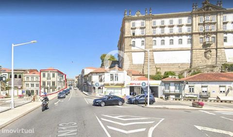 Two housing buildings with 1239 m2 for restoration, in the center of Vila do Conde, next to the river ave, in the most privileged area of the city, with pip approved to build several apartments, 5 floors. IDEAL INVESTMENT FOR CONSTRUCTION COMPANY!!! ...