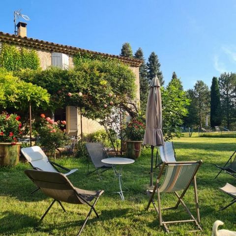 Traditional Provencal five-bedroomed family home. Located at only 5 minutes drive from the very attractive town of Forcalquier, and 45 min from the trendy city of Aix en Provence. This house has 9000 square metres of stunning flat land, with beautifu...