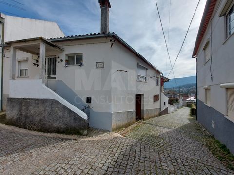 2 bedroom villa on the ground floor and 1st floor, with wine cellar and country kitchen equipped with wood stove on the ground floor, on the 1st floor 2 bedrooms, kitchen, living room, sunroom and pantry located in the center of Côja in a quiet place...