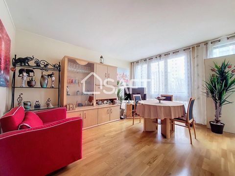 Ideally located in Meudon La Forêt, close to schools, shops, Westfield Vélizy shopping center and transport (Tram T6 200 meters away, RER C and Metro line 9 - Pont de Sèvres 8 minutes by bus), come and discover this very beautiful apartment three roo...