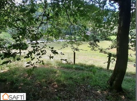 Close to the amenities of Argentat, come and discover this beautiful building plot. Its surface area is 7,000 m², including 3,000 m² of building space and 4,000 m² of wood, which can be used to make firewood. It is serviced and will benefit from main...