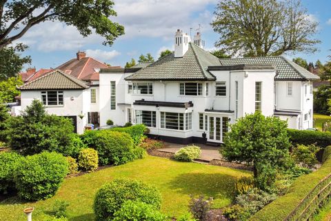 INVITING OFFERS BETWEEN ££450,000-£475,000 THIS STUNNING NOTABLE PROPERTY STANDS ON A SUPERB SOUTH FACING PLOT APPROXIMATELY QUARTER OF AN ACRE WITH ENORMOUS POTENTIAL. A fine example of Art Deco Architecture in a prime location. This well cared for ...