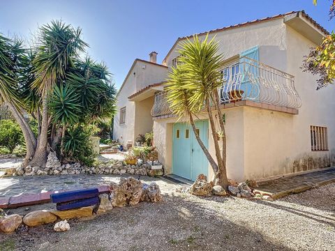 Idéalement située à proximité du Lycée Picasso et des plages de Canet-en-Roussillon, cette maison familiale lumineuse offre un cadre de vie exceptionnel. Sur un terrain verdoyant de 600m², cette demeure de 120m² séduit par son ambiance chaleureuse et...