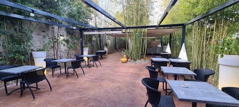 Ce restaurant traditionnel et renommé avec appartement F3 se situe au centre de Céret . Il comprend une très belle salle de 90 m² environ avec capacité d'accueil de 40 couverts et d'un jardin privé de 100 m² environ pour 60 couverts , d'une cuisine p...