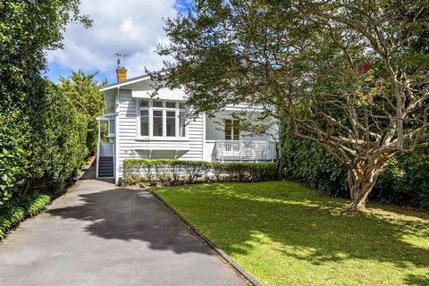 A beautiful blend of modern comfort in a classic setting, the bungalow character and charm of this family home has been thoughtfully enhanced by an extensive renovation. Family life will centre around the stylish open plan island bench kitchen and fa...