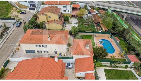 Cette charmante villa est située dans un quartier résidentiel en plein développement, à seulement 10 minutes du centre de Santarém, offrant une combinaison parfaite de tranquillité et d’accessibilité. Avec un terrain généreux de 925 mètres carrés et ...