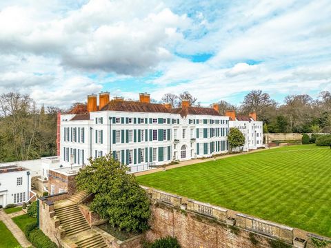 This immaculately-presented two-bedroom apartment is located within the mature grounds of Nashdom Abbey, a magnificently restored Grade II* listed country house standing in approximately 17 acres of communal gardens and woodlands. A former country ho...
