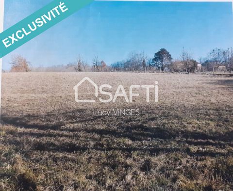 This building plot of 3270m² is located at the entrance of the village. Village with amenities; grocery store, bakery, restaurants, elementary school, media library, etc.