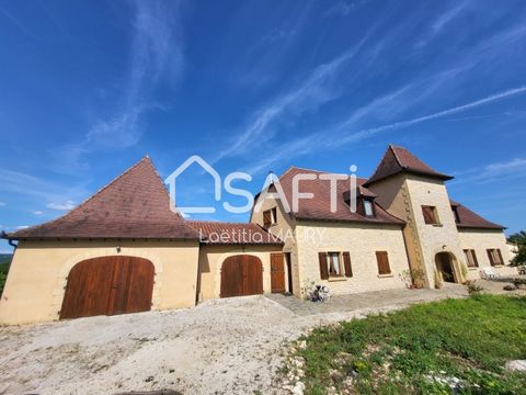Not far from the center of Gourdon and close to all amenities such as supermarkets, health and school facilities but also beautiful sites and tourist towns (Rocamadour 30 min, Le Pont Valentré in Cahors, Sarlat la Canéda 30min, this charming house is...