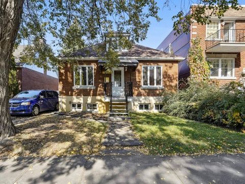 Discover this large bi-generational house in Ahuntsic, located at 10341 Péloquin Avenue. Nestled in this sought-after area, this spacious residence offers 5 bedrooms and 4 bathrooms, a flexible space ideal for extended families, investors or those lo...