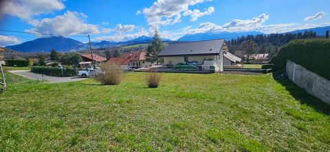 FILLINGES- land of 550 m2 with a south-facing exposure and a panoramic view of the mountains. This 550 m2 plot of land in the UB zone of the PLU allows a construction of 137.5 m2 of floor space on a height of 9 m; This land is free builder and all th...