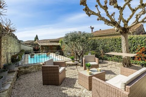 Quietly, in the village of Lagnes, renovated old house with a living area of approximately 110 m² on land of approximately 150 m² enclosed by stone walls with swimming pool. The house includes on the ground floor a 12 m² kitchen opening onto a 25 m² ...