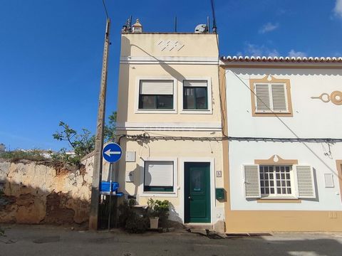 Discover your ideal refuge in this charming typical villa, built in 2009 and strategically located in the center of the picturesque village of Alcantarilha. With a privileged location, this residence is only 3 km from the stunning beaches of Armação ...