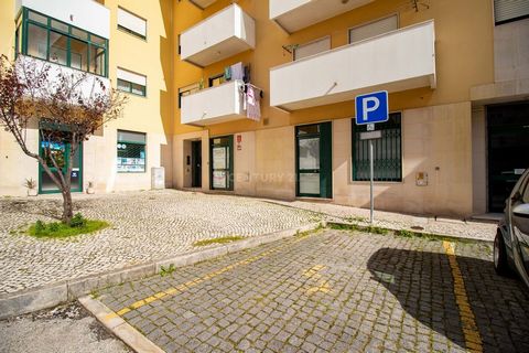 Excellent store located in a prime area of São João da Talha, with services and commerce, close to schools and the A1 motorway. Composed by: - entrance area with large living room; - 2 rooms - 1 dispensation - 1 cup - 2 bathrooms Ideal for your comme...