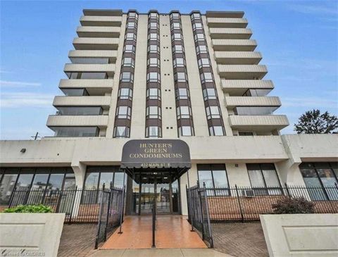 Welcome to the popular HUNTER'S GREEN Condos...known for it's bright & spacious units, as well as Niagara Escarpment & Bay views from this top elevation! This stunning unit has been updated throughout to include: new flooring, newly updated kitchen w...