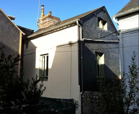 Really in Honfleur, in the city center. A 4-minute walk from the old basin, discover this old detached house, hidden in a quiet cul-de-sac. South facing which has a courtyard and a shed. On the ground floor: Living space and kitchen. On the first flo...