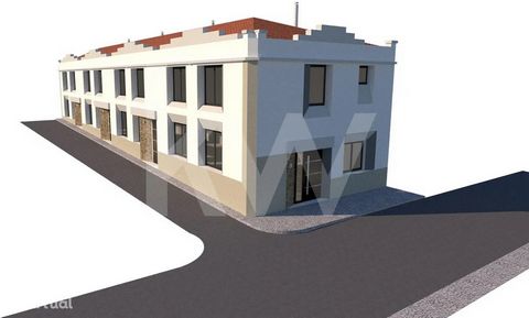 Entrepôt situé dans le centre historique de Montijo, avec projet approuvé pour la construction de 4 villas. Il s’agit d’un bâtiment urbain destiné à l’entrepôt industriel (enregistré dans la matrice avant 1951) d’une superficie couverte de 223,30 m2,...