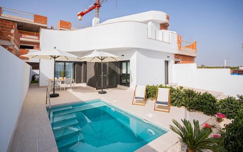 Semi-detached villas in Balcones de Torrevieja, Costa Blanca Modern residential located in Torrevieja, consisting of 3-bedroom villas with 2 or 3 bathrooms and ground floor or top floor duplexes with 2 bedrooms, within a private urbanisation with lar...