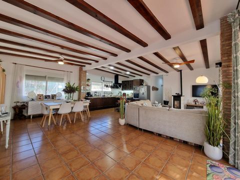 Opportunity! Charming house in Palma de Gandia, located in the desirable area of Marchuquera. This spacious property, with an area of 209.00 square meters, is perfect for those who are looking for a home ready to move into and enjoy all its comforts....