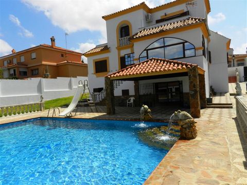 Beautiful villa in classic Andalusian style, on a plot of 1216 m2 with south east exposure, the villa has a constructed area of ??478 m2, completely renovated, equipped with hot and cold air conditioning on all floors, it consists of a ground floor w...