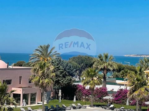 5 bedroom villa in an excellent location, just 200 meters from the charming Galé Beach, inserted in a small quiet and quiet urbanization, very close to supermarkets, bars, restaurants and spa, being able to move on foot. It faces the garden of a smal...