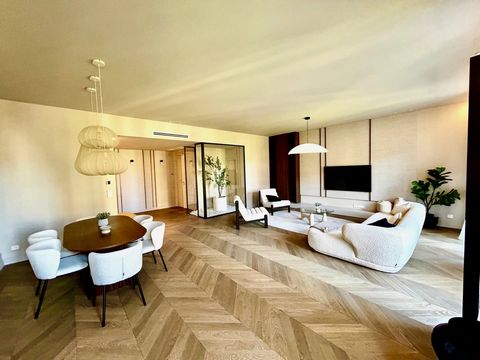 150m2 luxury flat in the heart of Nice. Located just a stone's throw from the Nice Etoile shopping centre, this apartment has been completely renovated using top-quality materials, and every detail exudes excellence. Its top-of-the-range features wil...