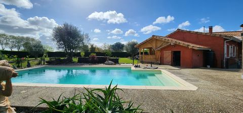 Halfway between MARMANDE and TONNEINS, you can only be charmed by this property! The single storey villa built in 2007, offers very beautiful living rooms, an open kitchen, 4 bedrooms, one with shower room, 1 bathroom with Italian shower and bathtub,...