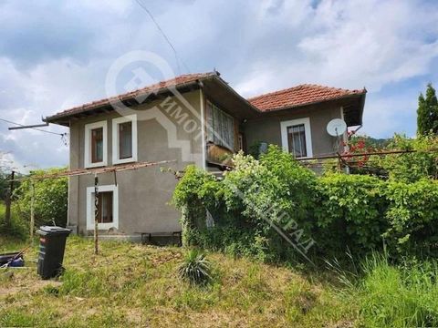 Imoti Tarnovgrad biedt u een huis met twee verdiepingen aan met een totale bebouwde oppervlakte van 150 m². in het dorp Ravnovo. Het dorp ligt op 3 km afstand. van de stad Zlataritsa, 11 km. uit de stad Sofia. Elena en 30 km van de stad Veliko Tarnov...